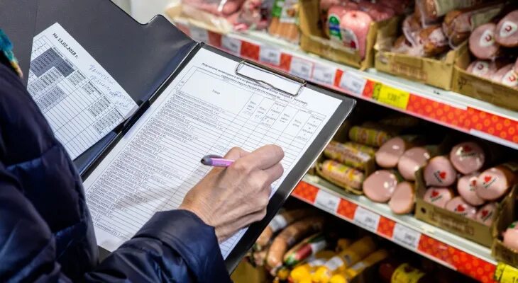 Купил в магазине просроченный продукт. Просроченные продукты. просроченные продукты питания. просроченная продукция в магазине. просроченный товар.