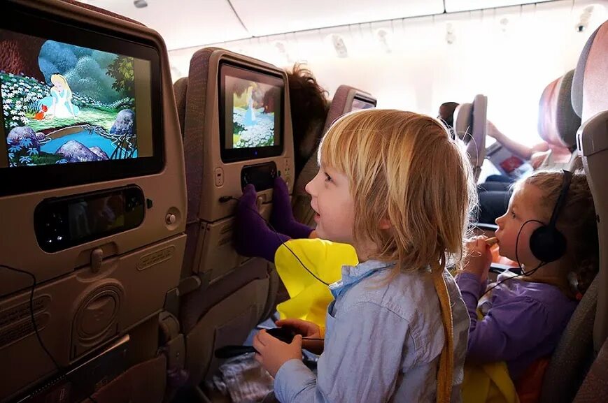 Развлечения в самолете. Самолет для детей. Ребенок пассажир. Развлечения в самолете для детей. Ребенка самолетом без взрослых
