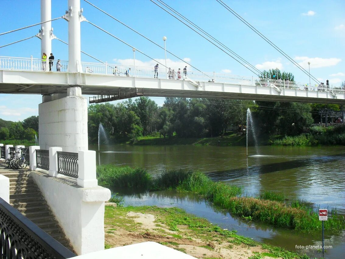 Мост через урал фото. Пешеходный мост Европа-Азия Оренбург. Мост через Урал Оренбург. Пешеходыймост через Урал Оренбург. Пешеходный мост через реку Урал Оренбург.