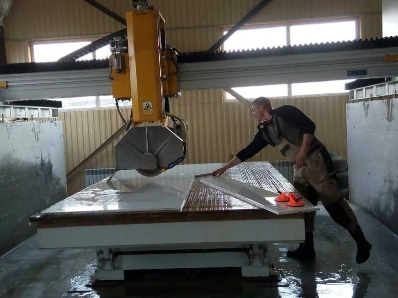 Техники обработки камня. Цех по производству столешниц из искусственного камня. Цех гранитной мастерской. Мраморный цех. Цех по обработке камня.