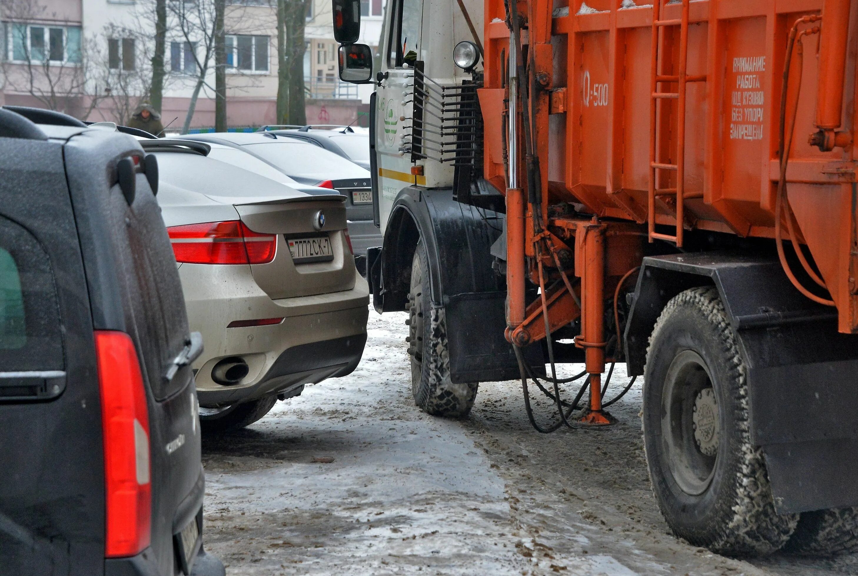 ДТП С участием мусоровоза. Мусоровоз под дождем. Мусоровоз Белгород 14 декабря 2016. Где машина.