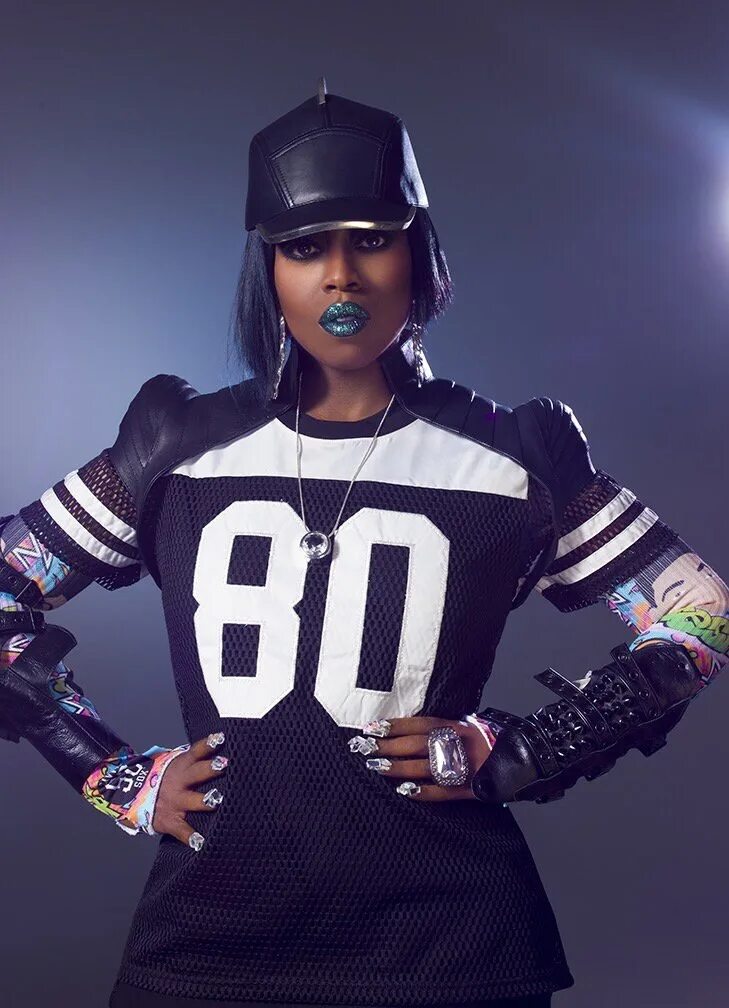 Missy elliott хип хоп исполнительница. Девушка в стиле рэп. Мисси эллиот стиль. Missy elliott 2023. Cardi b язык.