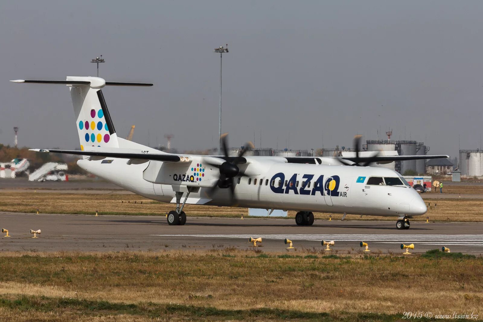 Dash 8 q400 Qazaq Air. Bombardier Qazaq Air. Казак Эйр самолеты. Казахская авиакомпания Qazaq Air.