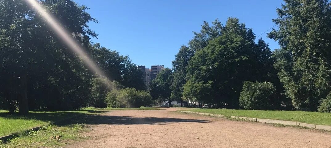 Стадион гастелло. Парк имени Гастелло. Сквер на Гастелло СПБ. Парк им Гастелло Хабаровск. Гастелло озеро.