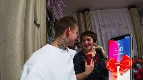 Подарил маме айфон