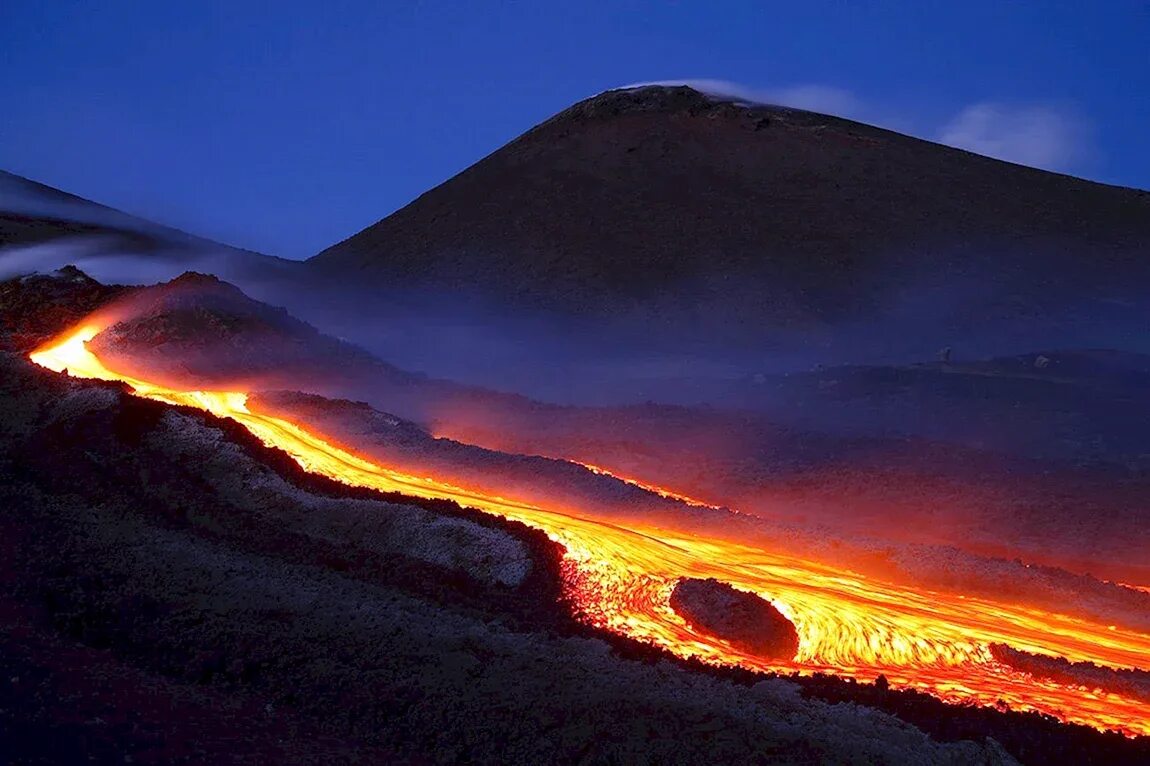 Огромный вулкан. Огромный вулкан. Гавайский тип извержения вулкана. Камчатка ключевская сопка. Огромный вулкан.