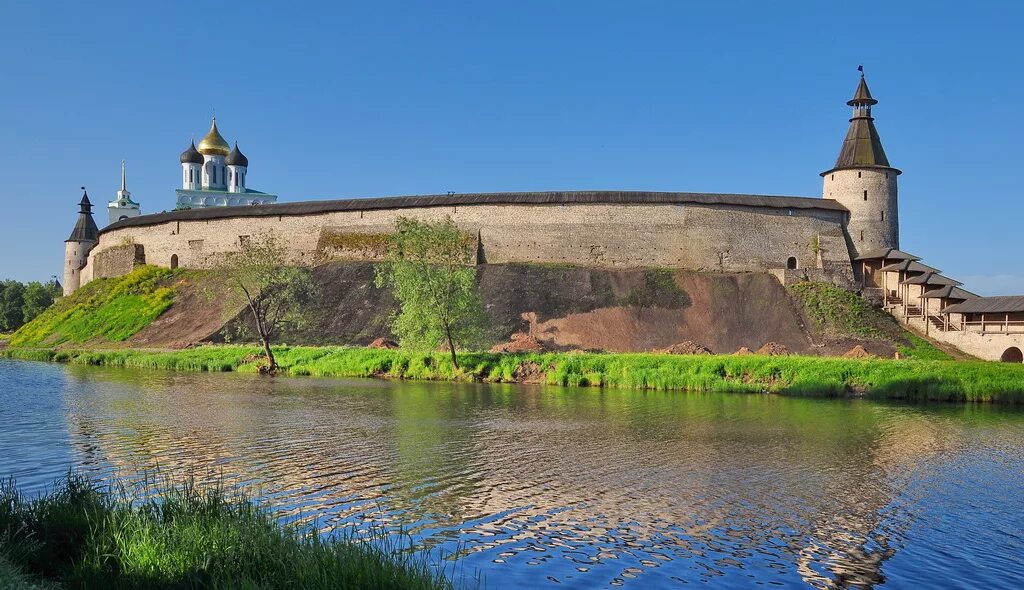 Псков выезд. Псковский Кремль Псков. Псковский кром Псков. Псковская крепость кром. Псковский кром Псков вид сверху.