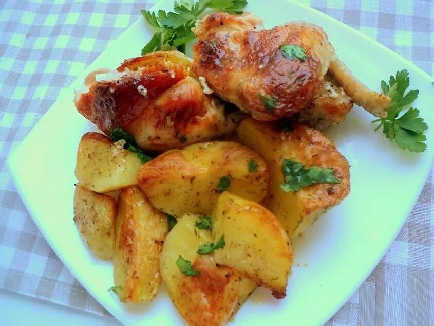 Вкусный рецепт курицы с картошкой. Курица с картошкой. картофель с курицей. запеченная курица с картошкой. картошечка с курочкой.