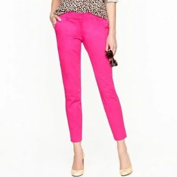 Розовые брюки. Розовые брюки женские. Черно розовые штаны. Розовые брюки стиль.