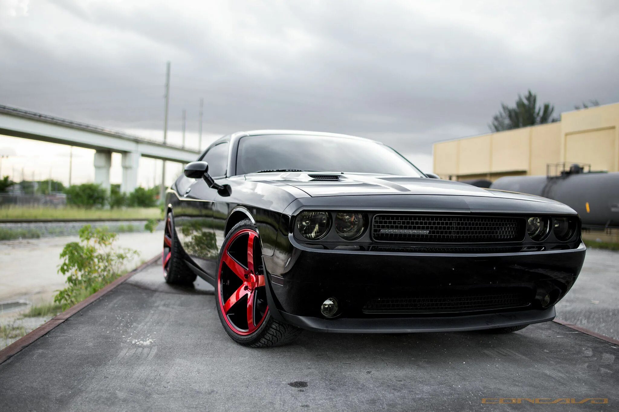 Dodge tuning. Чёрный доджи челенжер. Додж Челленджер СРТ черный. Додж Челленджер 22. Dodge Challenger 74.