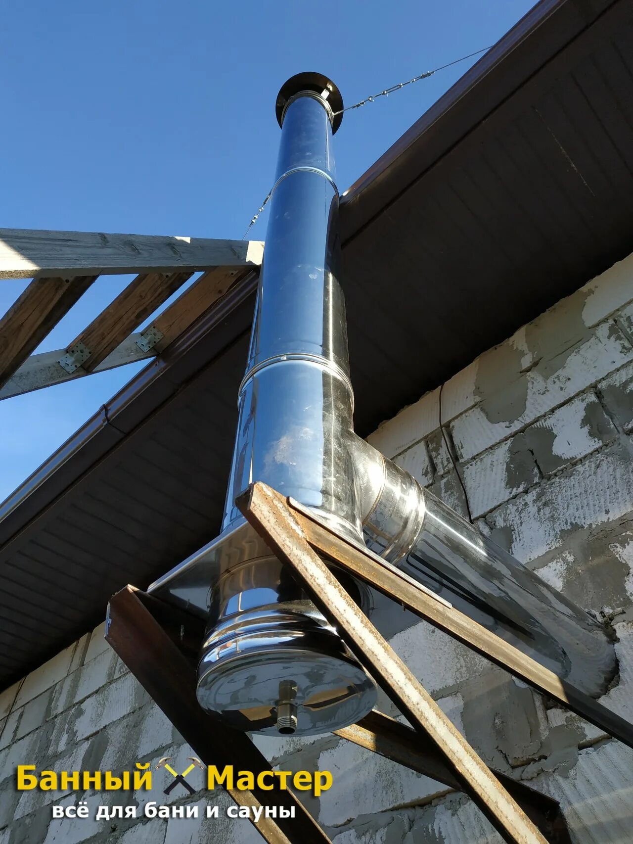 вентиляционный канал. труба от печи в бане. установка трубы в старый дымоход. дымоход снаружи дома. дымоход по фасаду.