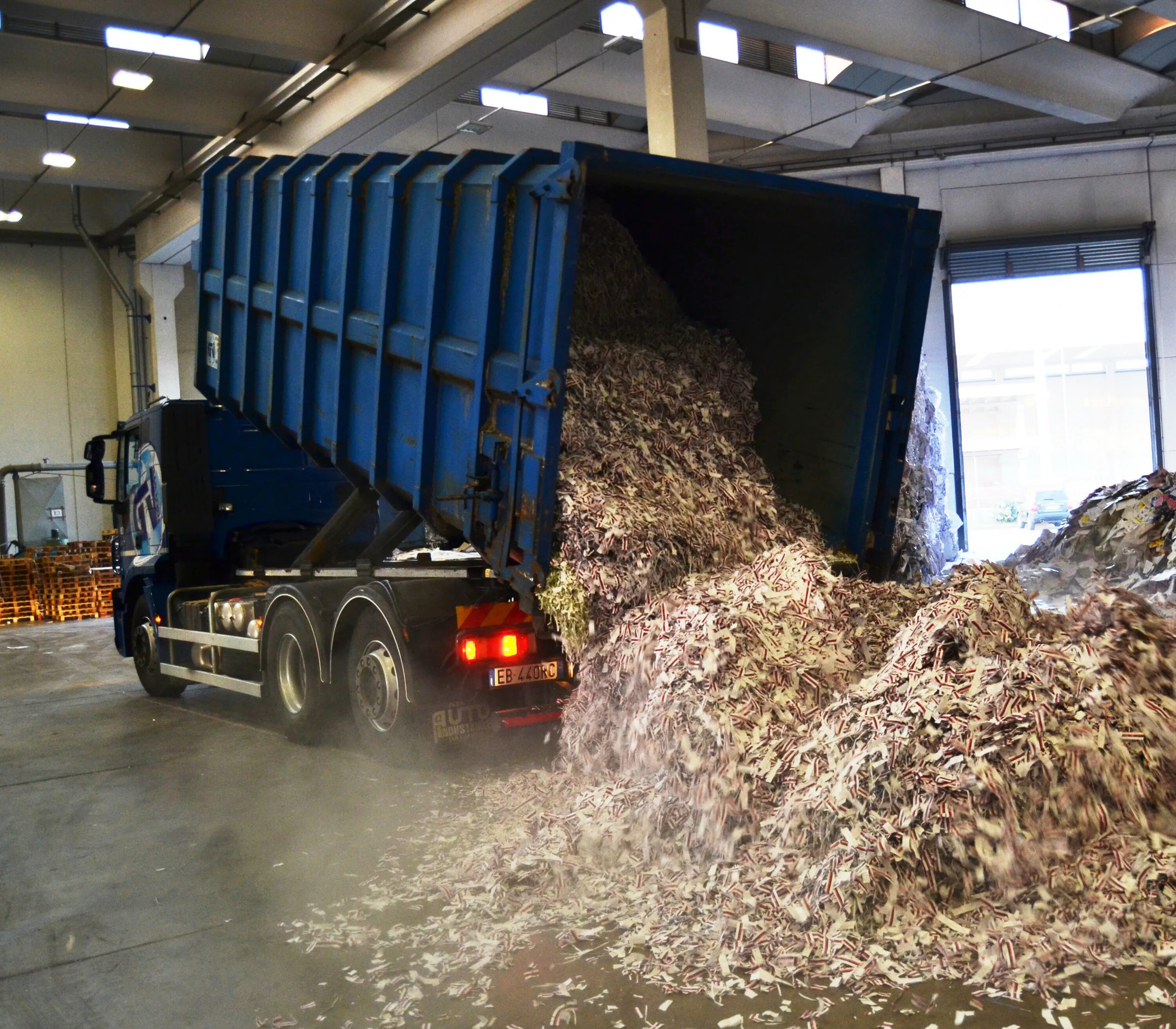 вывоз макулатуры от 100 кг. заготовка макулатуры. вторсырье в тюках. вывозим макулатуру. макулатура северной америки.