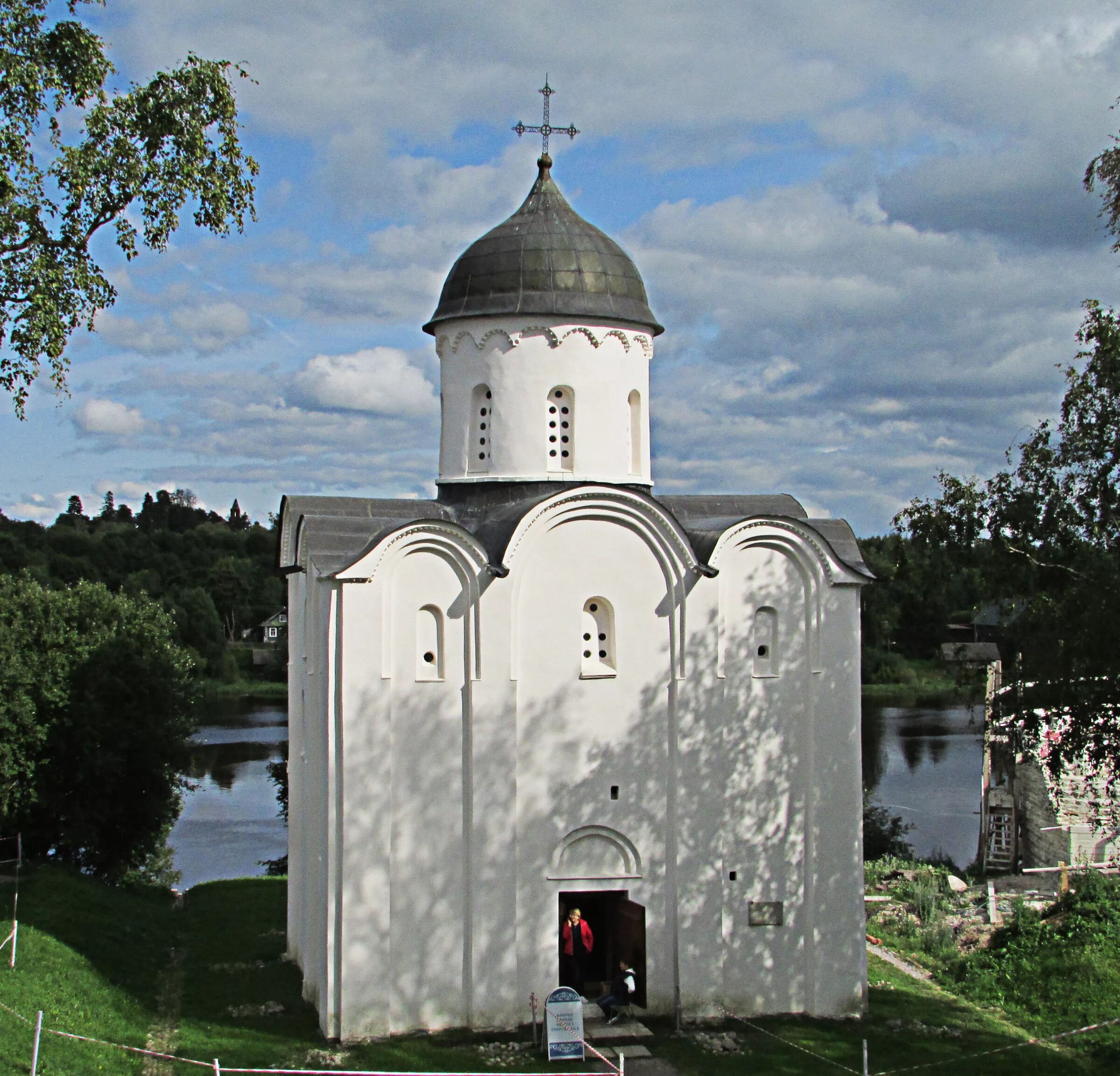 Какие памятники в xii веке. Георгиевская Церковь (Старая Ладога). Храм Святого Георгия в старой Ладоге. Георгиевская Церковь в Ладоге. Церковь Святого Георгия в Ладоге 12 век.