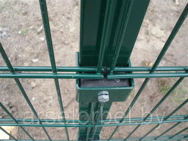 Крепления 3d сетки. Крепление сетки/секции заборной к столбам 50х50 мм зеленая ral 6005 3 шт. комплект из 2-х оснований для столба ral 6005. крепеж для сетки сварной. крепление сетки к столбам забора.