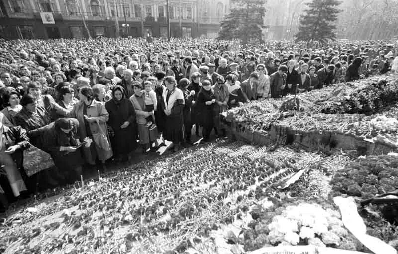 9 апреля тбилиси. Демонстрация в Тбилиси 1989. Тбилиси 1989 разгон демонстрации. 9 Апреля 1989 года в Тбилиси. 1989 Г. — митинг в Тбилиси.