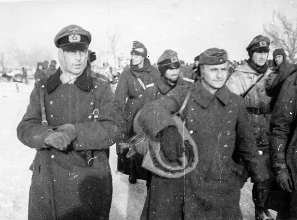Пленные немецкие офицеры. Немцы в Сталинграде зимой. Немецкие солдаты в Сталинграде зимой. Пленные фашисты под Сталинградом.