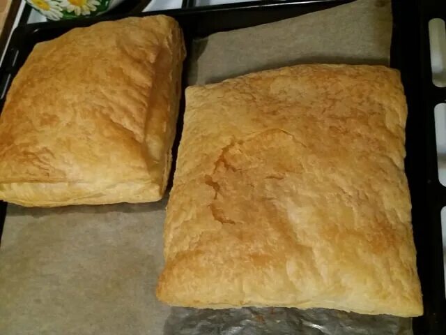 Торт из слоеного бездрожжевого теста. Наполеон из готового слоеного теста. Наполеон бездрожжевое тесто. Наполеон из готового слоеного бездрожжевого теста. Наполеон из слоеного теста бездрожжевого.