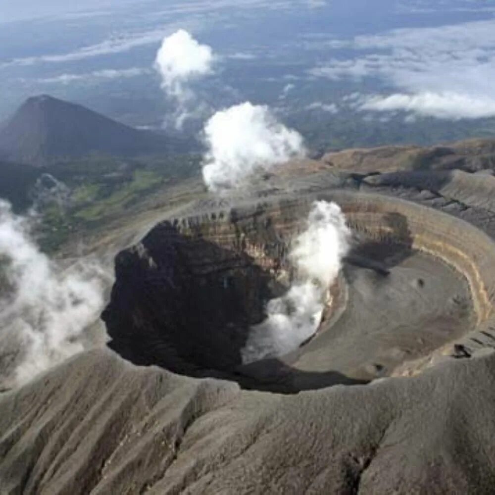 Кратер вулкана санторини. Вулкан суфриер извержение. Санторини вулкан до извержения. Вулкан в вулкане 5 букв. Вулкан сангай.