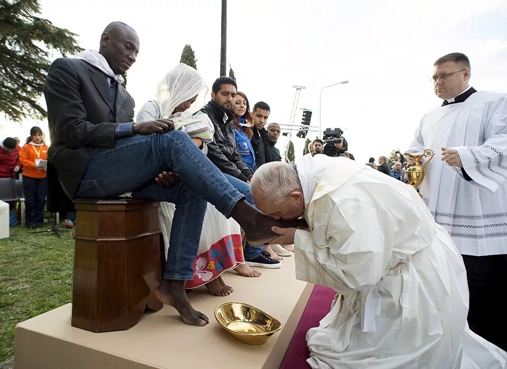 Почему целуют ноги. Папа Франциск целует ноги негру. Папа Римский моет ноги мигрантам. Папа Римский целует ноги. Папа Римский Франциск целует ноги.