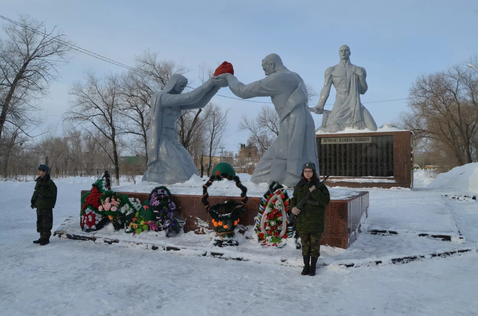 Соль илецк скульптурная группа в парке победы. Мемориальный парк соль илецк. Памятники в соль илецке. Победа соль илецк. Соль-илецк вечный огонь.