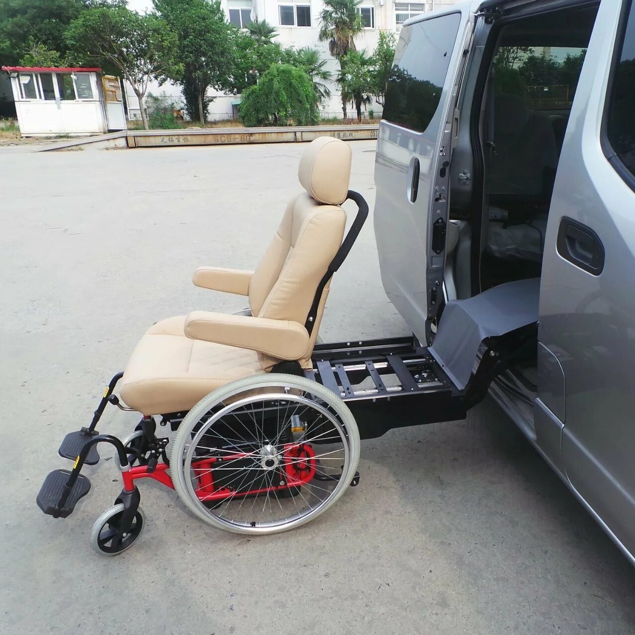 Где купить машину инвалиду. Выдвижное сиденье автомобиля для инвалидов. Автомобильное кресло для инвалидов. Кресло в машину для инвалидов. Автомобиль с креслом для инвалидов.
