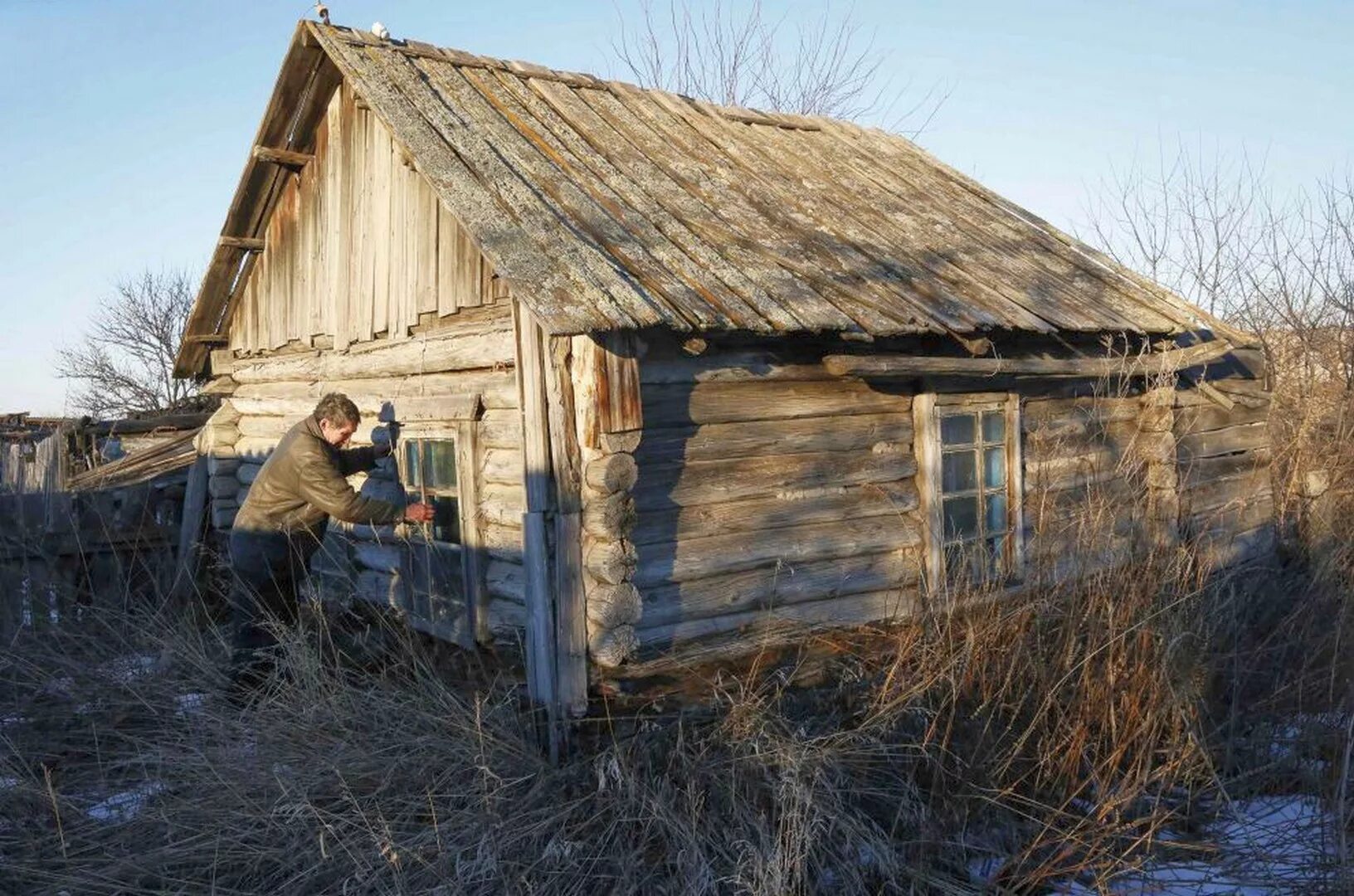 Деревня ли. Заброшенные Сибирские деревни. Заброшенный дома в Сибири. Жители заброшенных деревень. Заброшенные деревни Красноярского края.