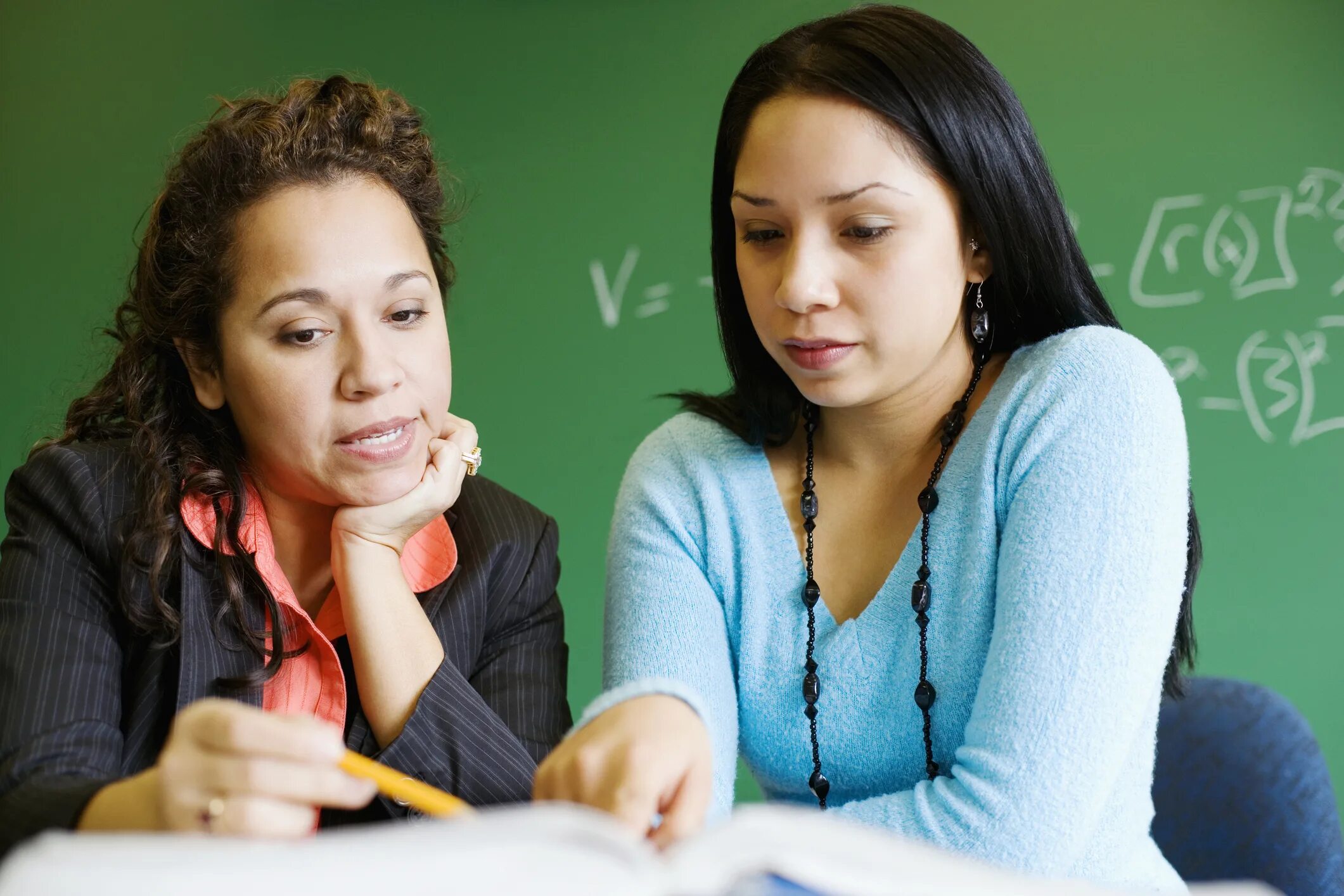 We teach this. Беседы учителя. Учитель и ученик. Разговор с учителем. Несколько учителей.