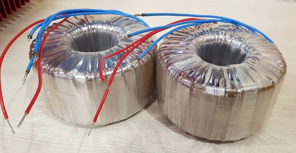Звуковой трансформатор. Трансформатор звуковой neutrik nte4. высоковольтный трансформатор 300вт. трансформатор 300в-122. трансформатор toshiba 300 ватт.