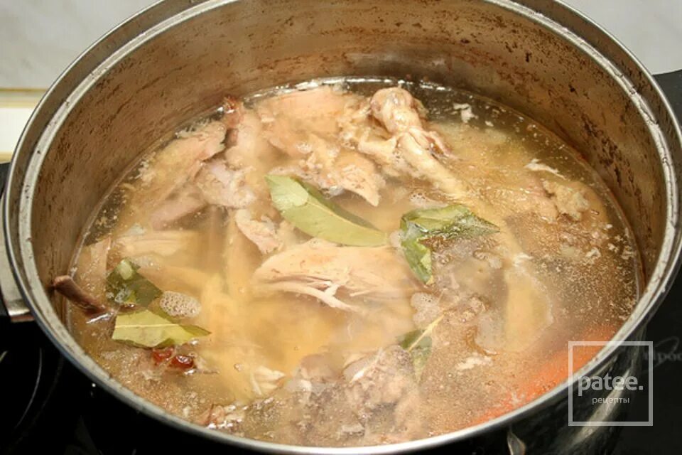 Как варить холодец из курицы рецепт. Холодец куриный. ингредиенты для холодца. кастрюля для холодца. бульон для холодца.