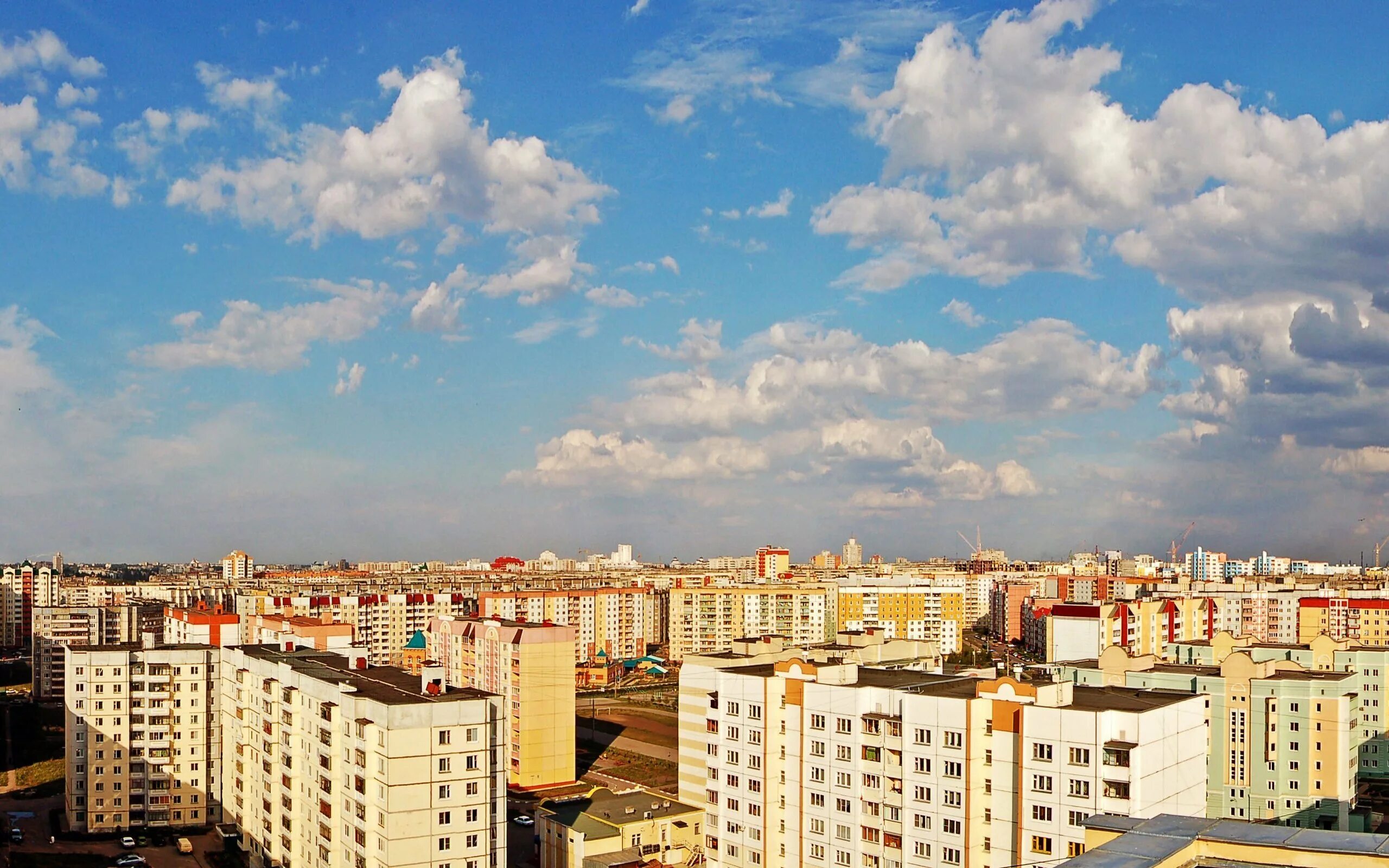 Солнечный 2 облака. Панорама города. Вид из окна на город. Город за окном. Вид с многоэтажки.