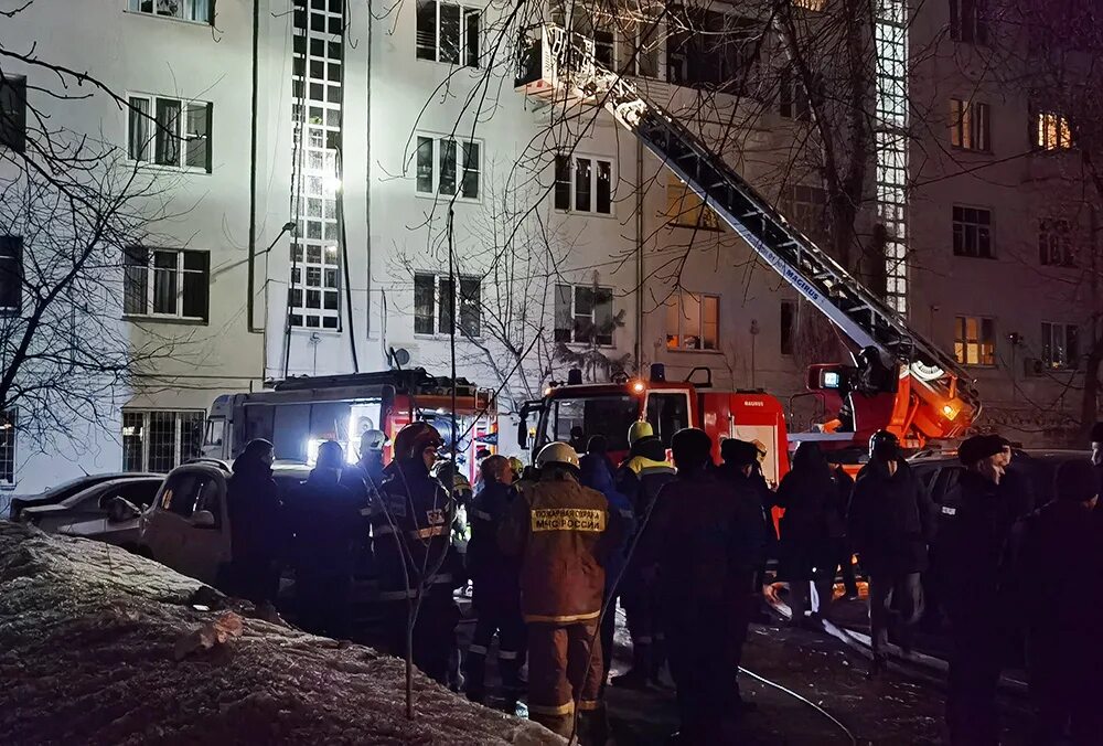 Столб дыма в москве. Бц гранд сетунь плаза пожар. Пожар в москве 4 июля. Пожар на западе москвы. Пожар в здании.