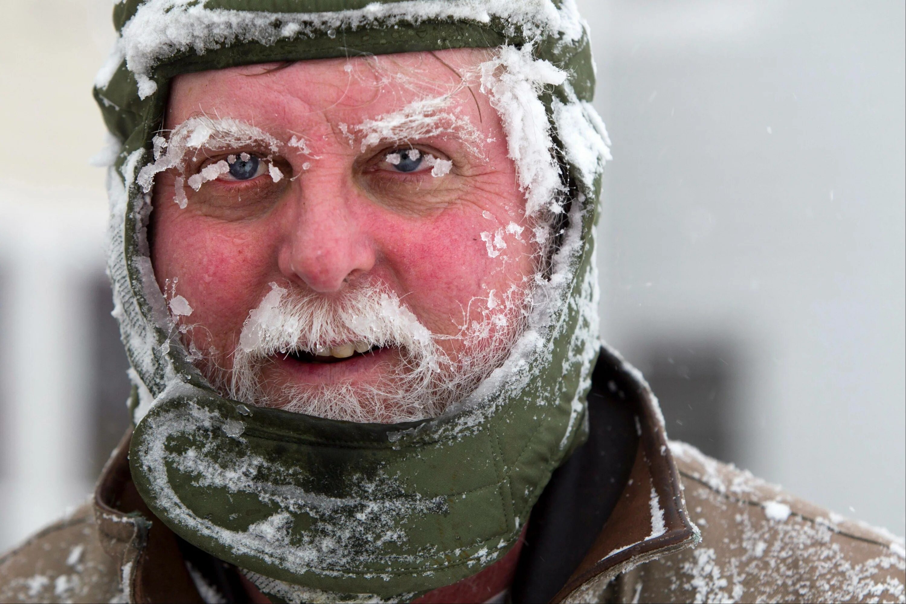 Cold лицо. Человек в снегу. Лицо во сне.