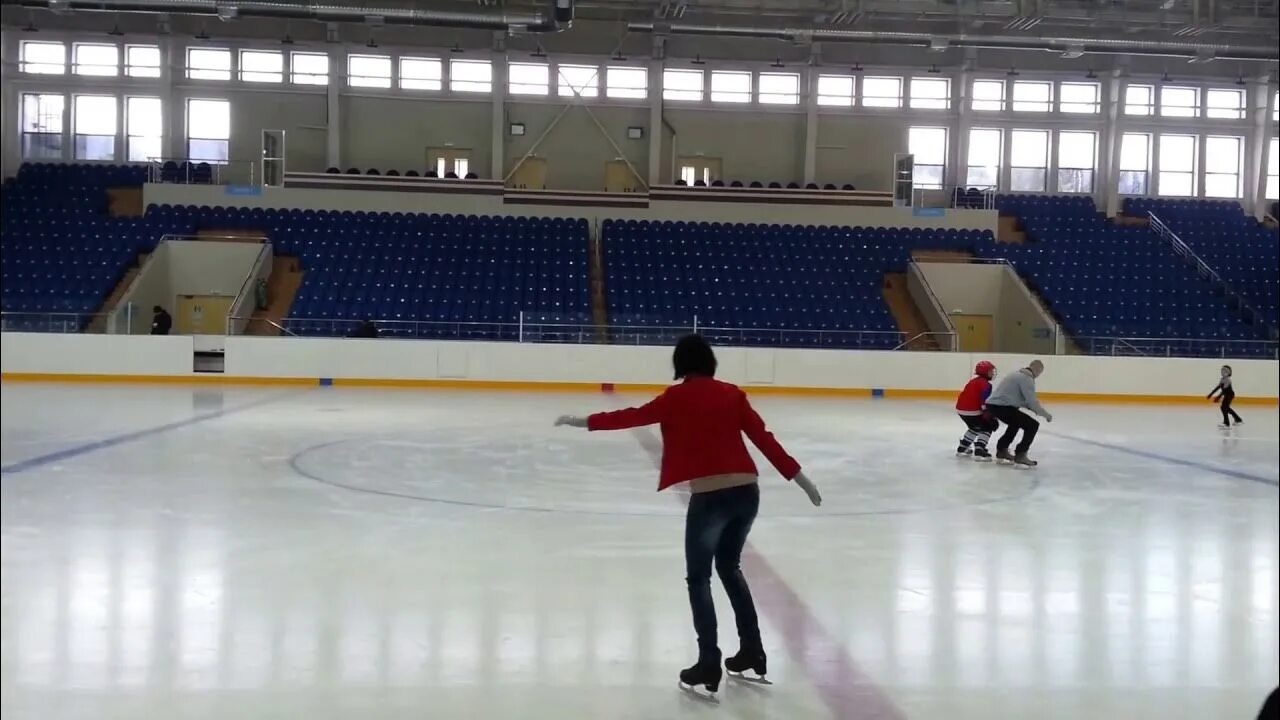 ДС Юбилейный Смоленск. Смоленск Черняховского ДС Юбилейный. Дворец спорта Смоленск. ДС Юбилейный Смоленск концертный зал. Ледовый дворец смоленск массовое