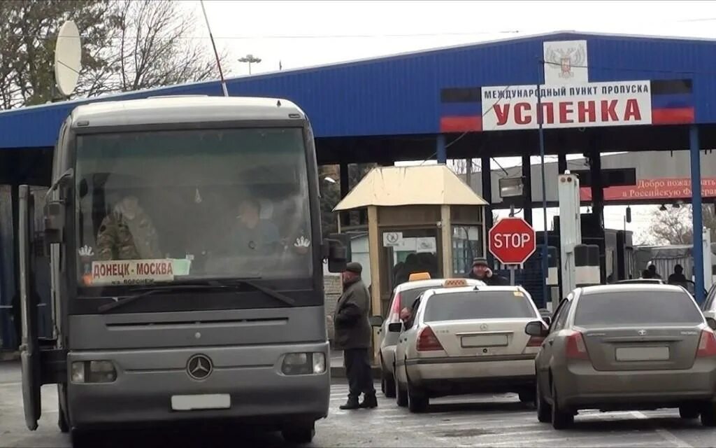 Очередь на успенке. Очередь на успенке. Кпп успенка днр. Очередь на успенке. Пропускной пункт новоазовск.