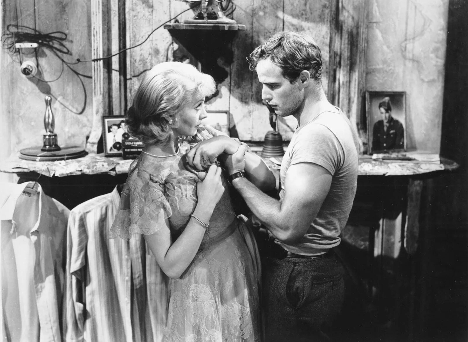 Streetcar desire. Трамвай желание марлон брандо вивьен ли. A streetcar named desire 1951. Марлон брандо и вивьен ли. Марлон брандо 1951.