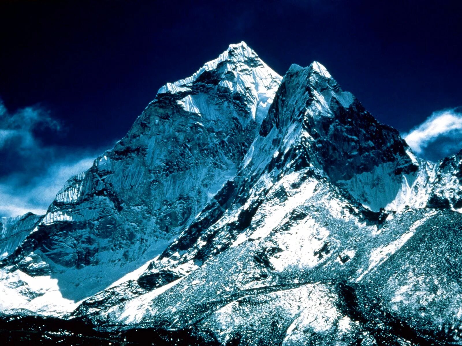 Горы выше 5000 метров. Гималаи Эверест Джомолунгма. Гора Эверест 8848 м. Эверест и Лхоцзе. Вершины: Джомолунгма (Эверест) (8848м),.