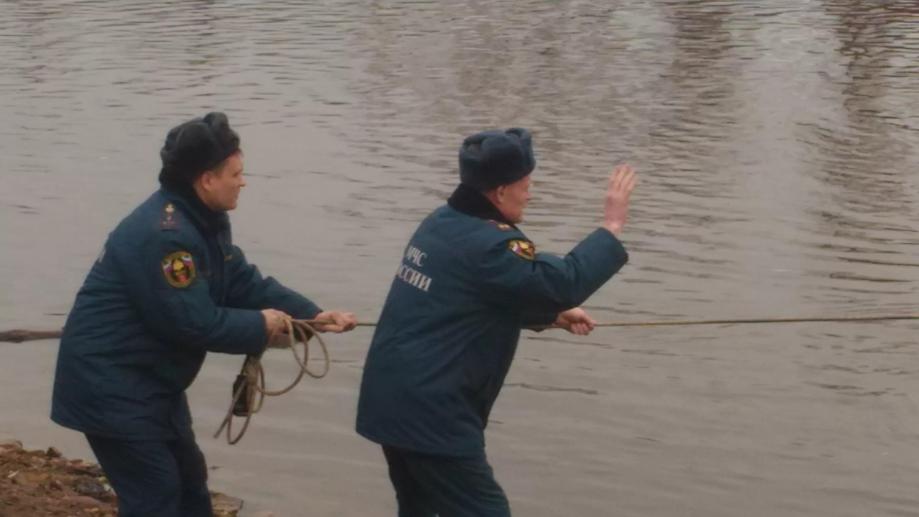 провалился под лед мчс. первый лед. спасение рыбаков на льдине мчс. спасение рыбаков на льдине мчс. спасатель и рыбак.