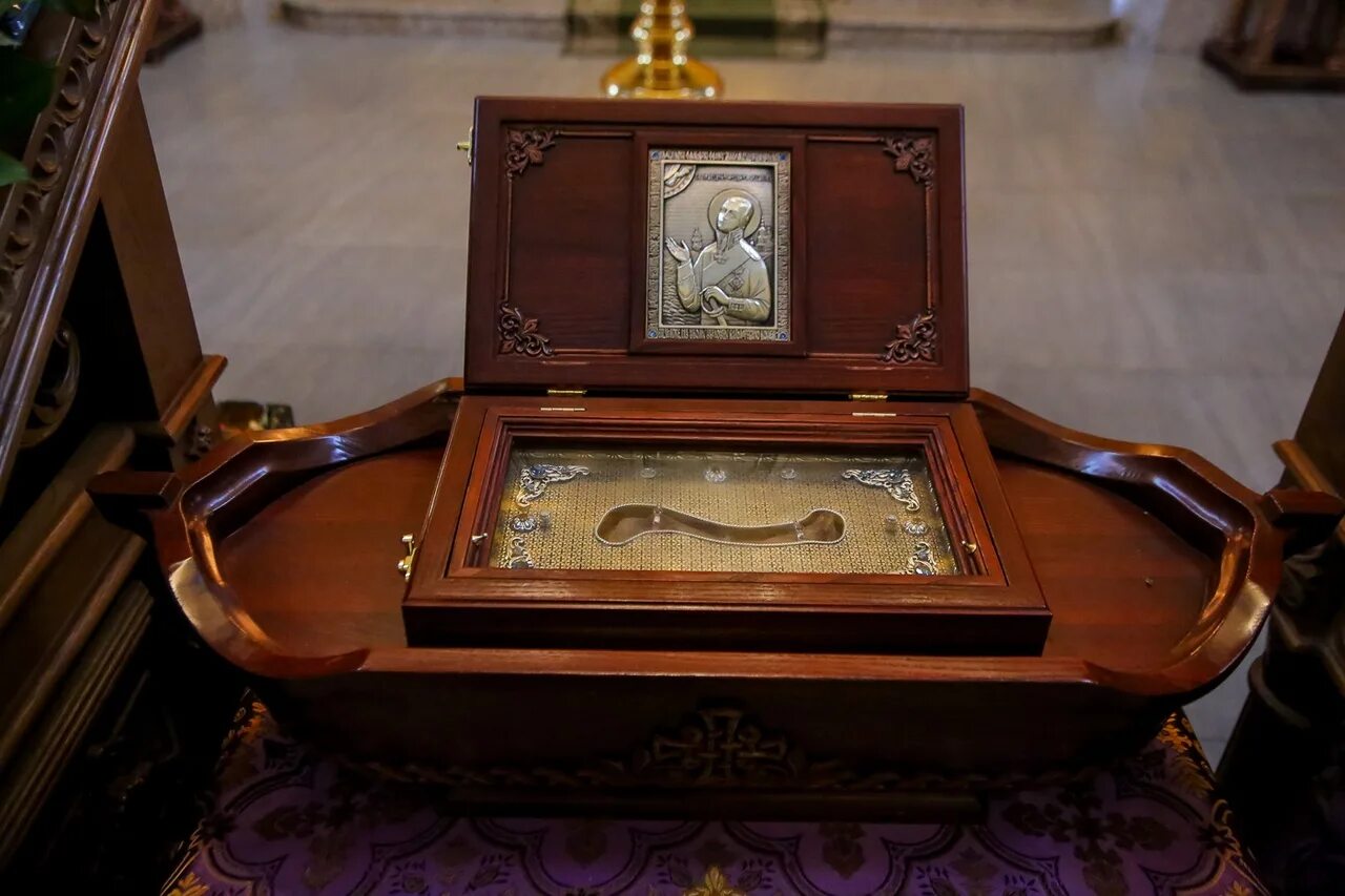 мощи спиридона тримифунтского. нетленные мощи святителя иоанна. владимирский успенский собор мощи святого георгия. мощи апостола варфоломея. чернигов мощи преподобного лаврентия черниговского храм.