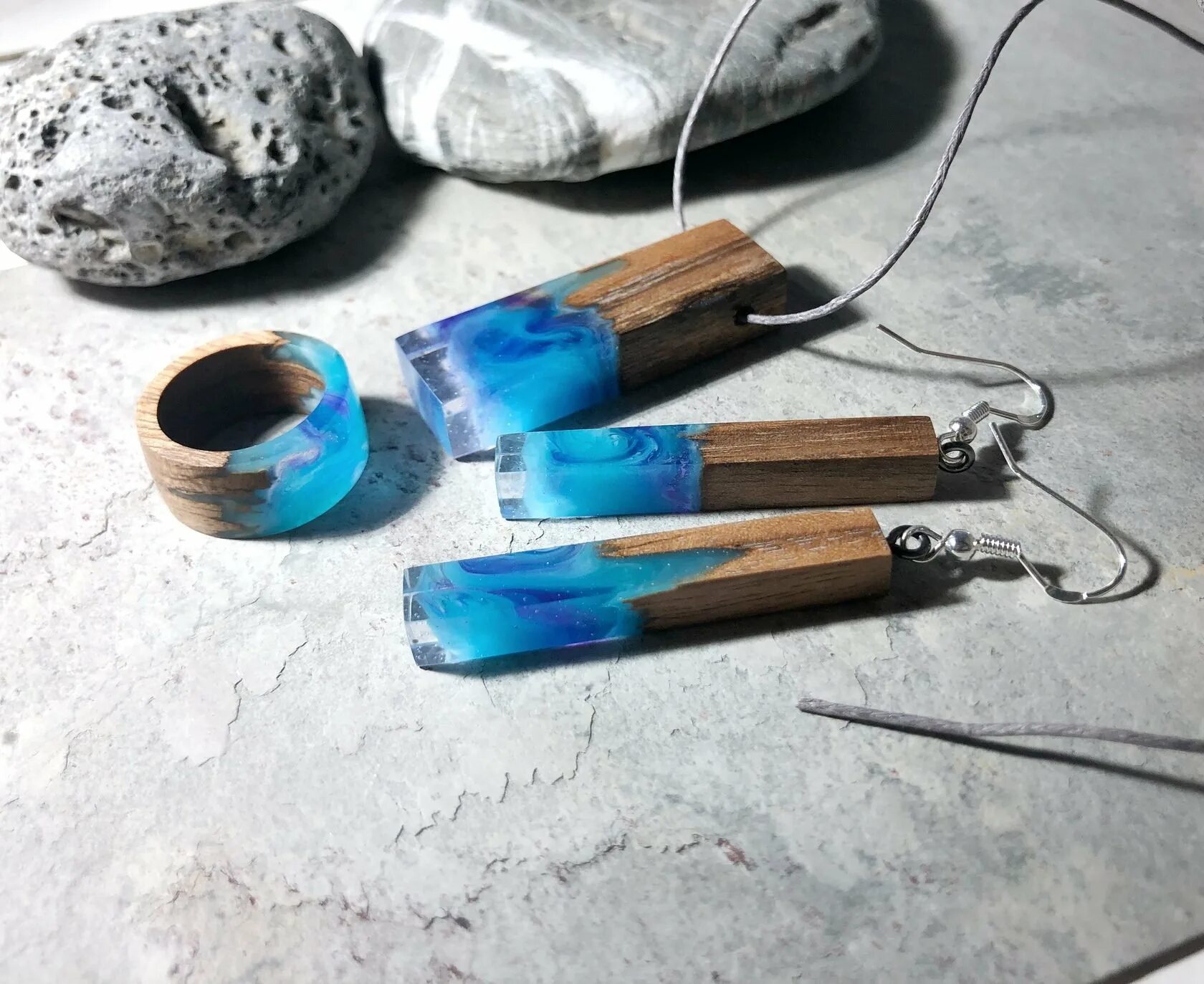 серьги из дерева и ювелирной смолы. самодельные эпоксидные смолы. украшения из эпоксидной смолы. украшения из эпоксидной смолы. кулон из эпоксидной смолы и дерева.