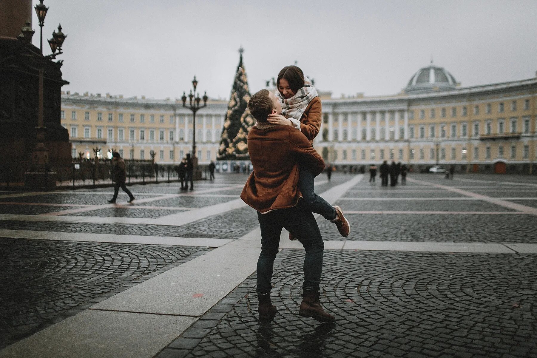 В питере душа в питере семья песня. Фотосессия прогулка по Питеру. Влюбленные в Санкт-Петербурге. Парочки в Петербурге. Фотосессия пары в Питере.