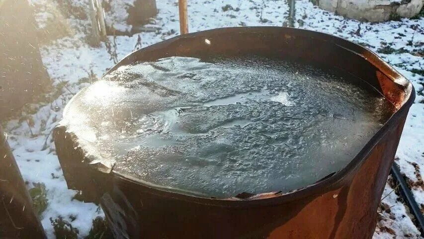 Бочка для воды. Лопнула бочка с водой зимой. Разморозило бочку с водой. Бочка с водой разорванная Морозом. Бездонной кадки