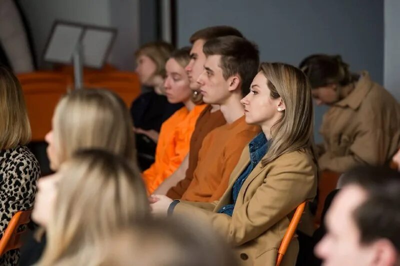 Зал со зрителями. Полный зал зрителей. Не получивший признания аудитории. Признание людей. Не получивший признания аудитории.