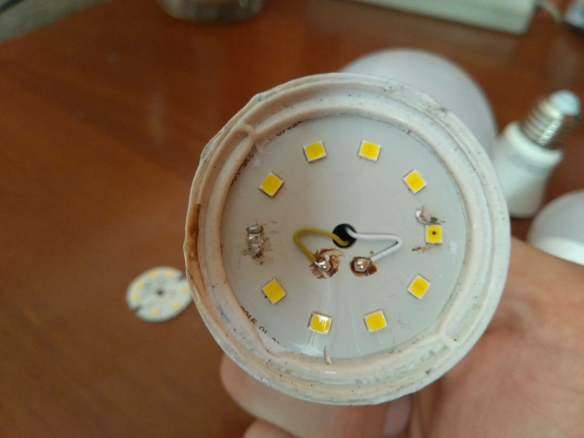 Как поменять диод. Отремонтировать светодиодную лампу 220 вольт. Ремонтируем диодную лампочку 220 вольт. Разбираем светодиодную лампу 220 вольт. Починка светодиодной лампы.