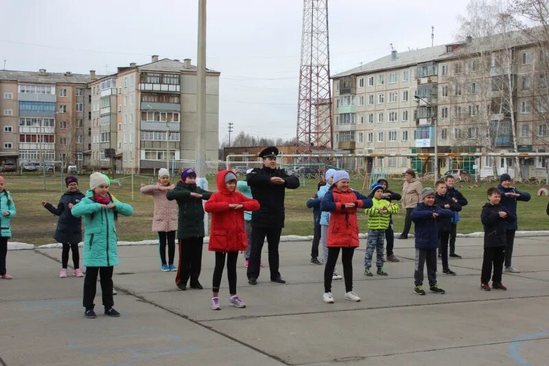 Погода лесосибирск сейчас. Погода в Лесосибирске. Лесосибирск сейчас. Зарядка со стражами порядка Енисейск. Погода в Лесосибирске на сегодня.