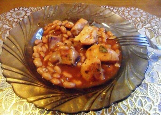 Как приготовить курицу с фасолью. Куриное филе с фасолью в томатном соусе. курица с фасолью в томатном соусе. курица тушеная с фасолью консервированной. куриное филе тушеное в томатном соусе с фасолью.