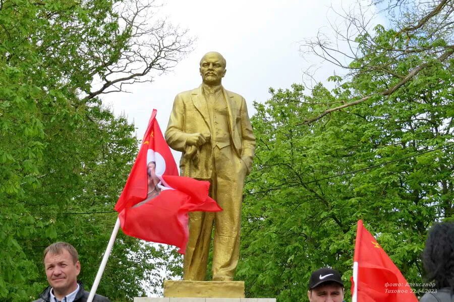 20 день рождения ленина. Советские памятники. Памятник Ленину. Памятник Ленину и рабочим. 22 Апреля день рождения Ленина.