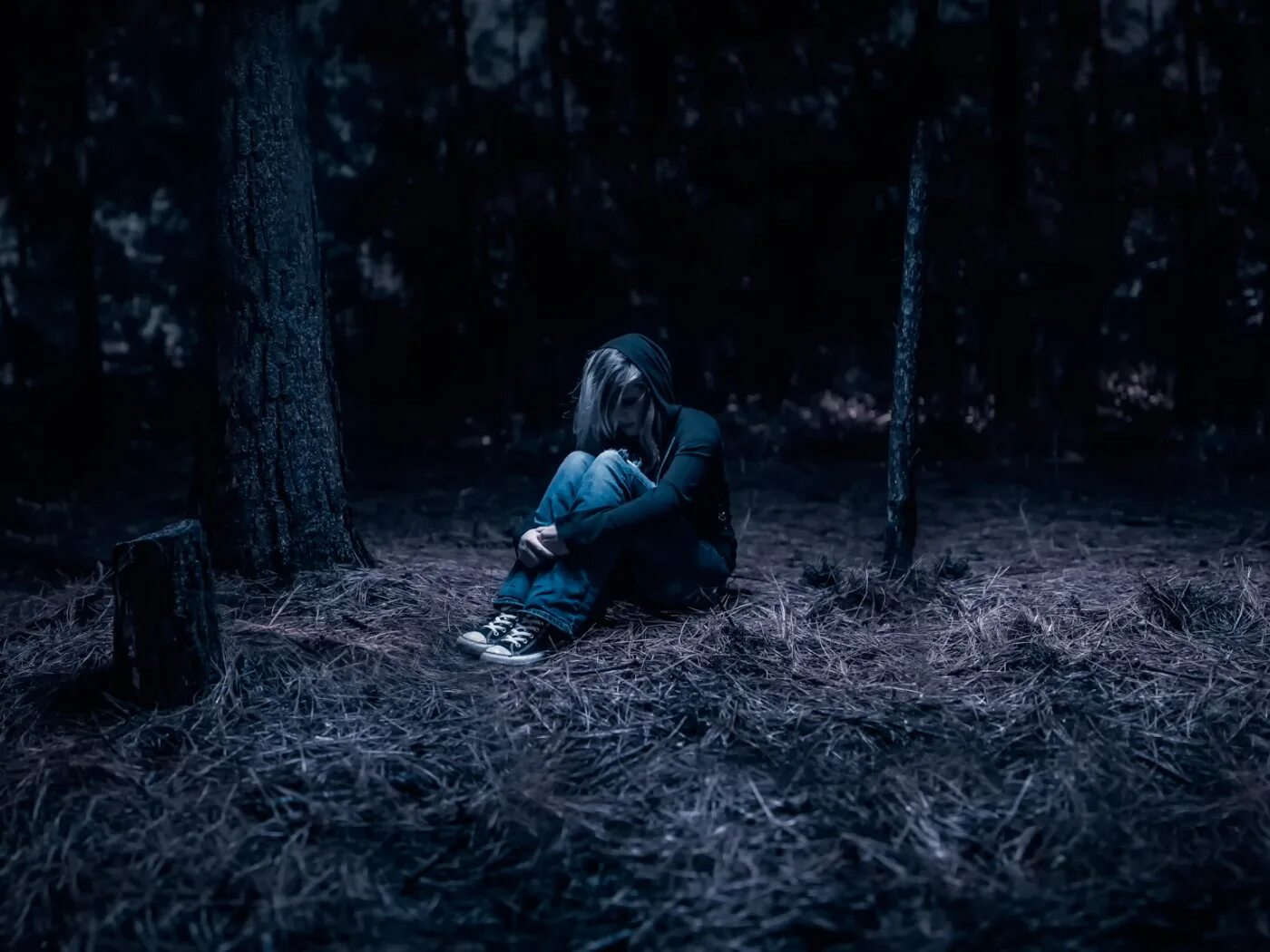 Затерянный человек. Девочка в лесу. Человек в ночном лесу. Девушка ночью в лесу. Человек в лесу ночью.