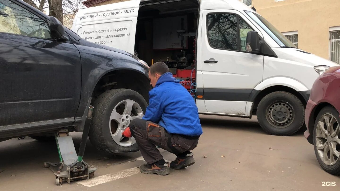 Автотехпомощь москва выездная. Техпомощь на колесах. Мобильный шиномонтаж. Техпомощь замена колеса. Автопомощь Москва.