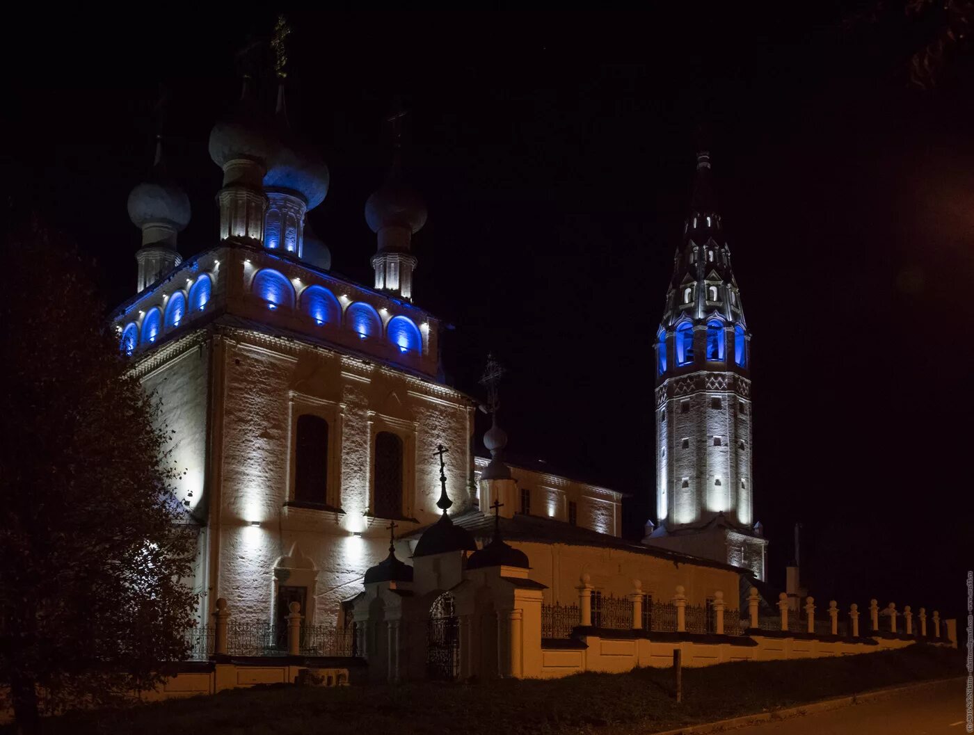 палех крестовоздвиженский сквер. крестовоздвиженская церковь палех ивановской области. палех достопримечательности. агитлак шкатулки мастер глебов. поселок палех ивановская область.