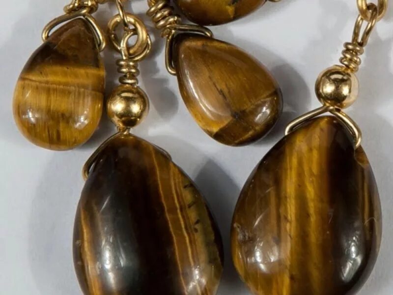 Тигриный глаз камень. Тигровый глаз кому подходит. Яшма камень тигровый глаз. Тигровый глаз камень подходит. Тигровый агат камень.